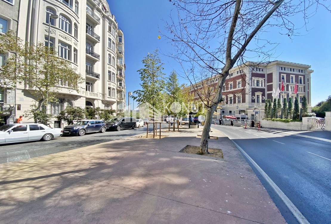 Gümüşsuyu İnönü Caddesi'nde 2+1 Kiralık Ofis