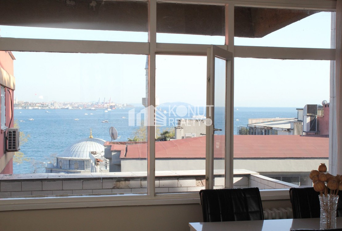 KONUT REALTY | Kabataş'ta Manzaralı, Balkonlu, 130m2. 3+1 Daire