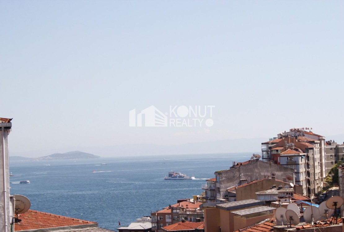 Gümüşsuyu'nda 2008 Yapımı, 350 m². Asansör Bina