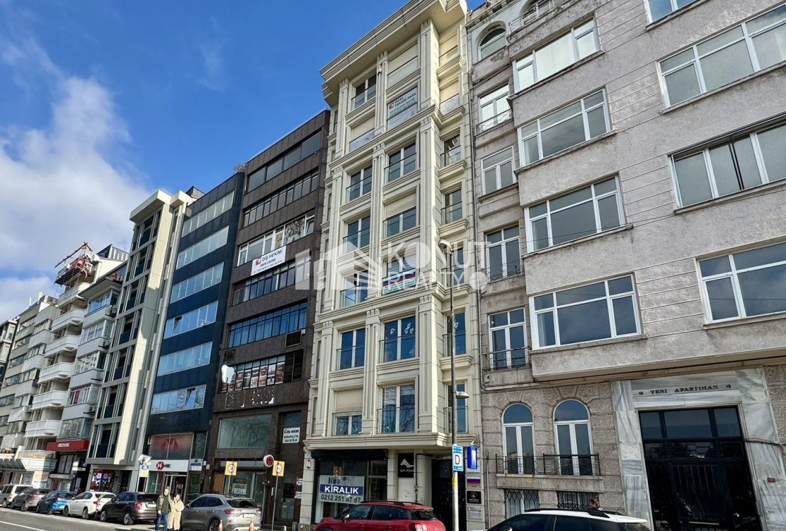 Gümüşsuyu Mete Caddesi'nde Kiralık Depolu Dükkan