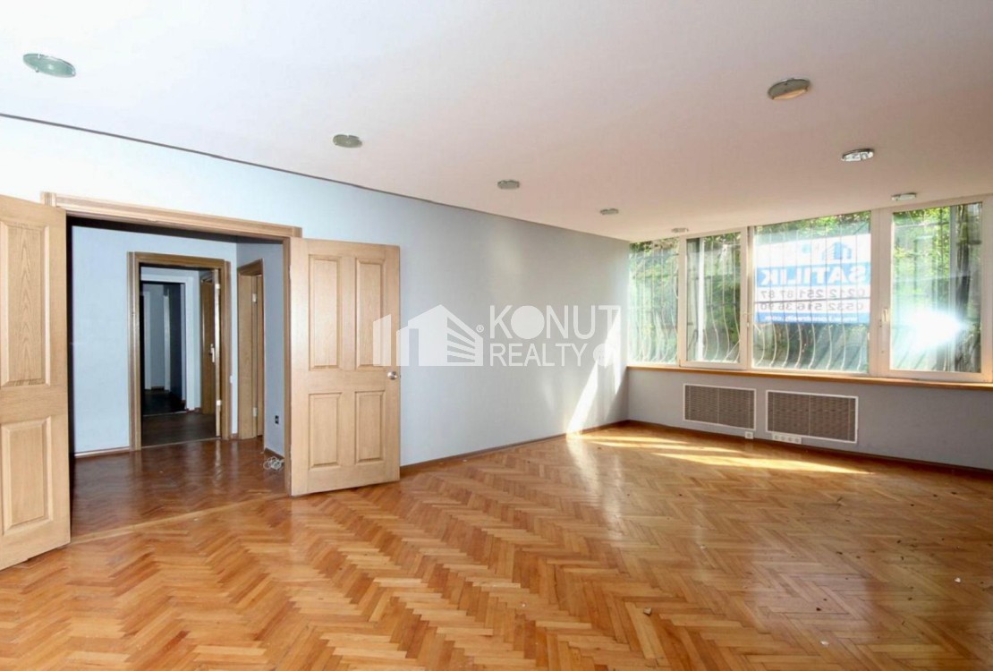 Gümüşsuyu Kabataş Arası, Giriş Kat 4+1 Garajlı Satılık Daire