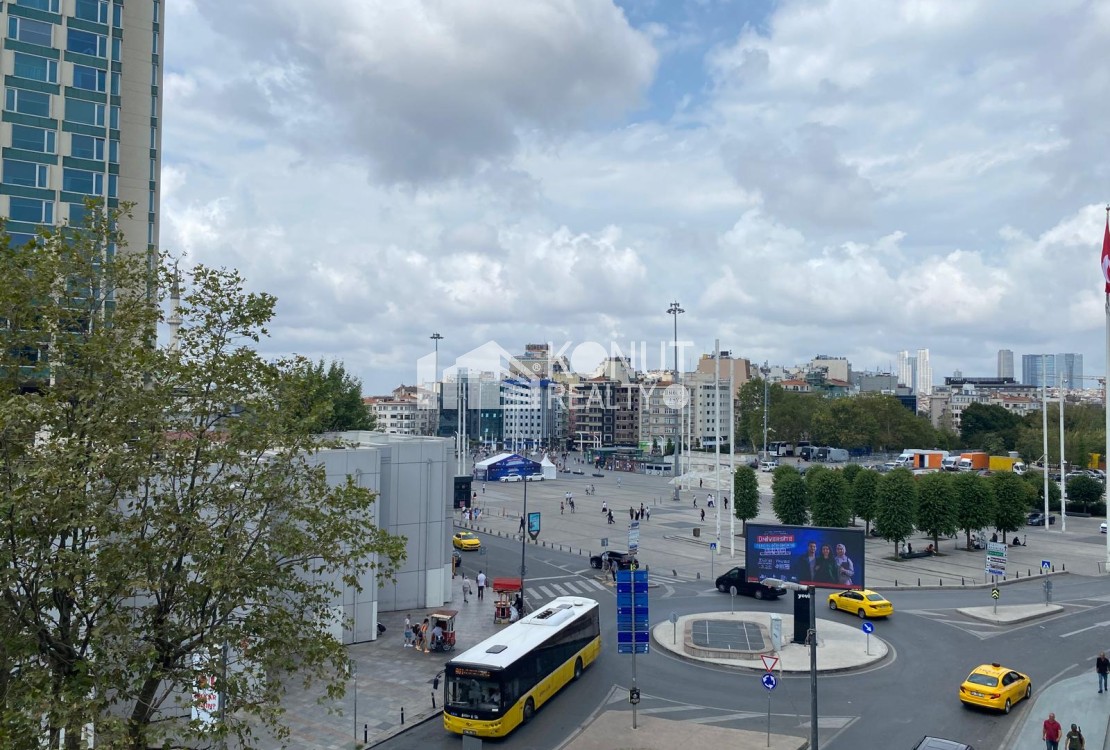 Gümüşsuyu'nda Taksim Meydan Manzaralı, Bakımlı 290 m²  Ofis