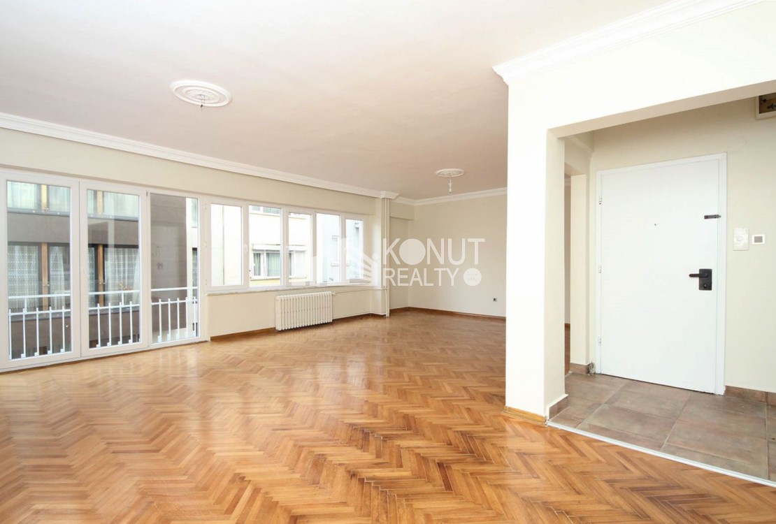 Gümüşsuyu'nda Caddeye Yakın, 160 m², Bakımlı, 3+1