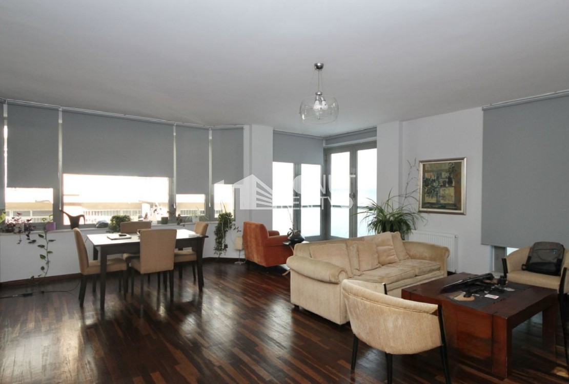 Kabataş'ta Genç, Bakımlı Binada 2+1 Eşyalı Daire