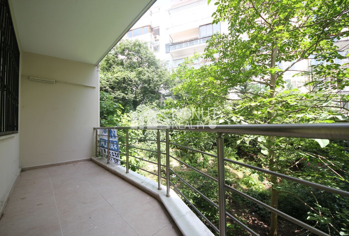 Gümüşsuyu'nda Caddeye Yakın, 160 m², Bakımlı, 3+1