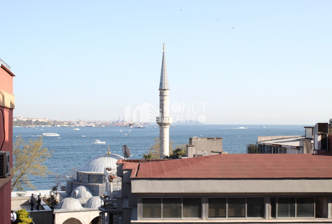 Gümüşsuyu'nda Komple Yenilenmiş Manzaralı 3+1