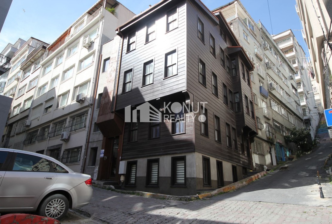 Gümüşsuyu'nda Tarihi Binada 1+1 Tasarım Daire