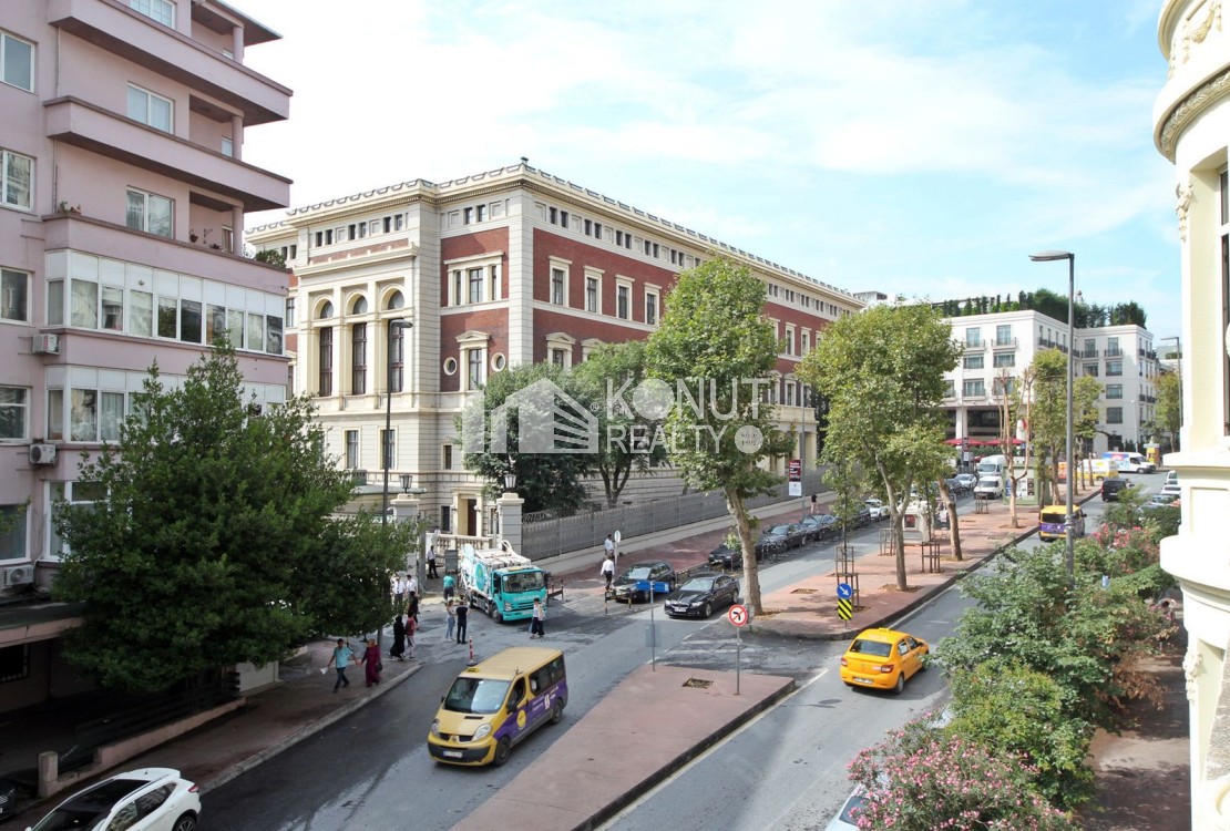 Gümüşsuyu İnönü Caddesinde 3+1 Satılık Daire