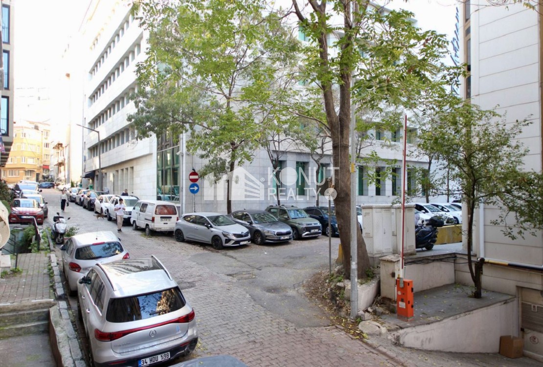 Gümüşsuyu'nda Yatırıma Uygun 210 m² Satılık Daire