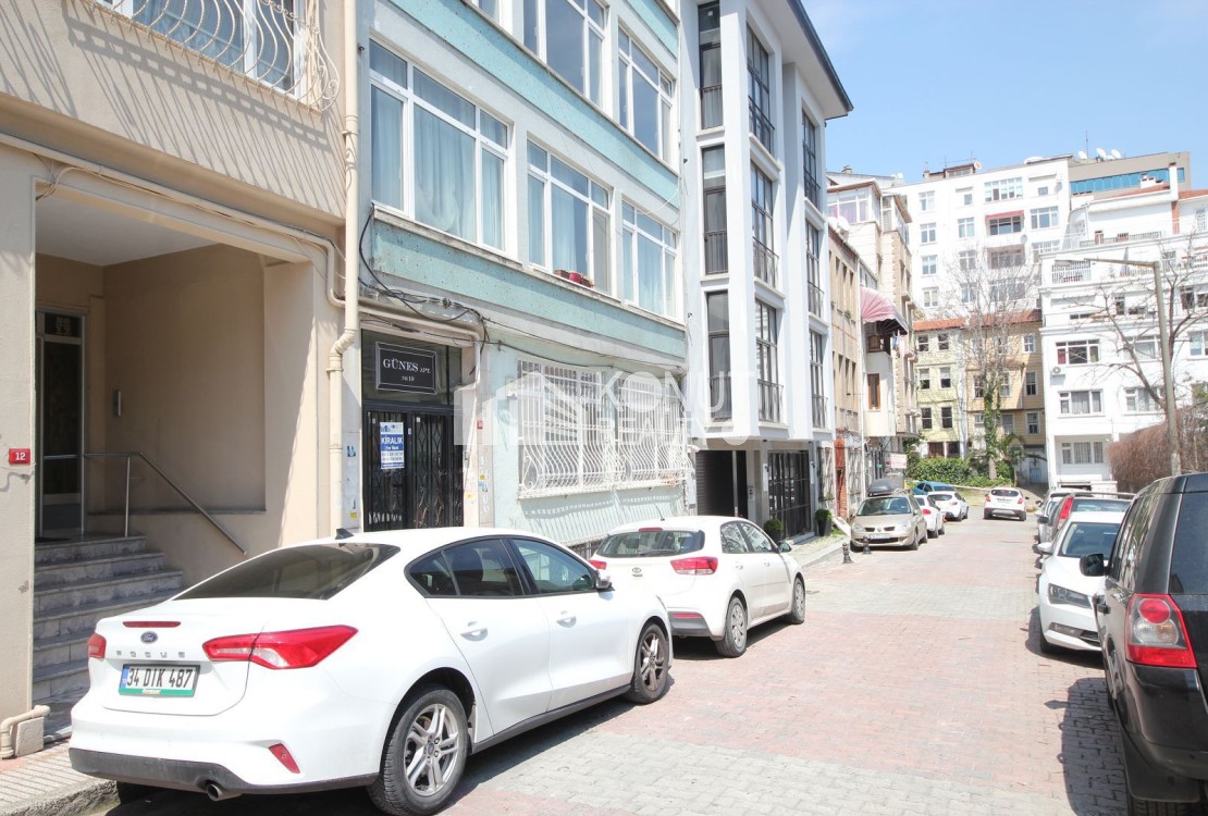 Gümüşsuyu Yarasa Sokak 1+1, 65m² Bahçeli Balkonlu