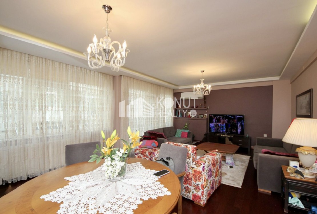 Gümüşsuyu'nda Yenilenmiş 3+1 Balkonlu, 2 Banyolu