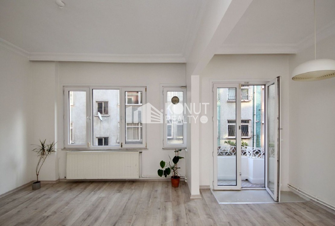 Cihangir'de Yığma Binada 1+1 Bakımlı Daire