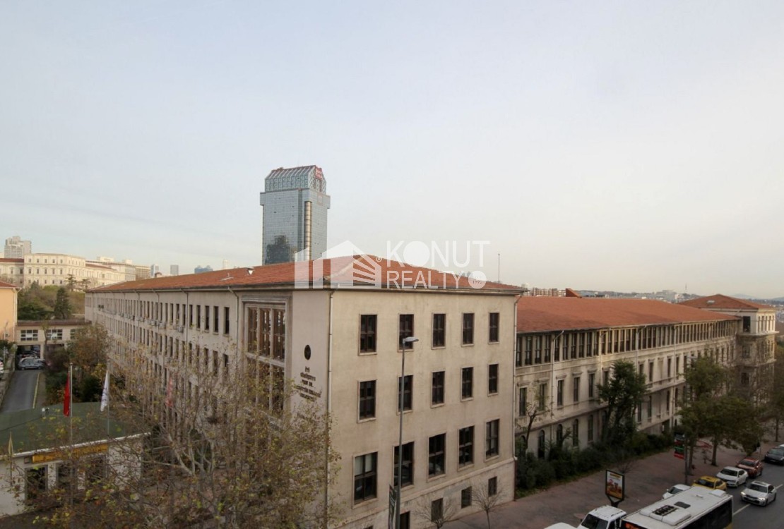 Gümüşsuyu Caddede Garajlı 550m² Kdv'li Garajlı