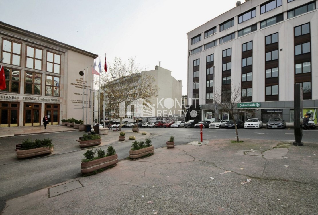 Gümüşsuyu Caddede Garajlı 235m² Kdv'li Ofis