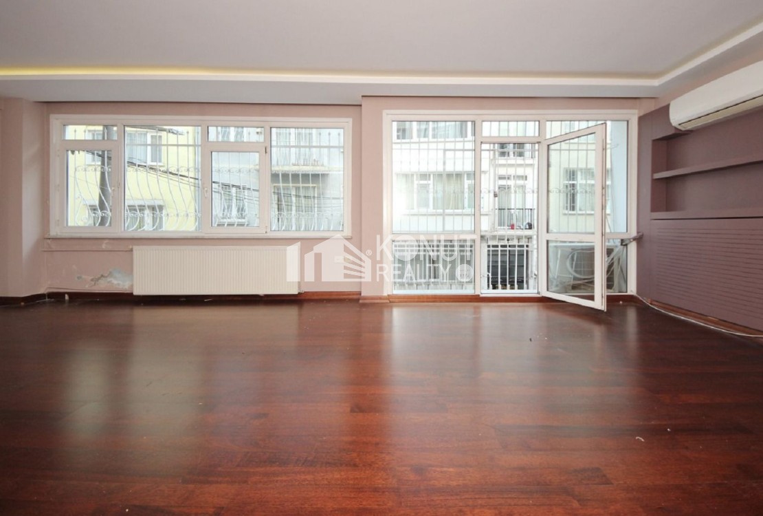 Gümüşsuyu'nda Yenilenmiş 3+1 Balkonlu, 2 Banyolu