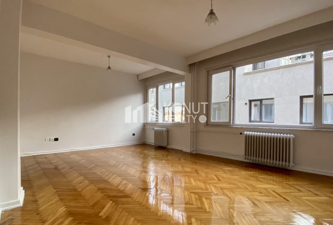 Gümüşsuyu'nda 120 m2, 3+1 Satılık Daire