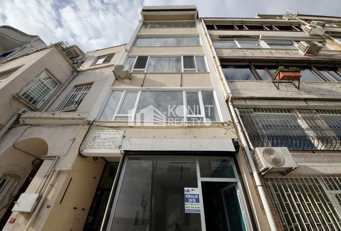 Kabataş'ta Manzaralı 1+1 Depolu Kiralık Dükkan