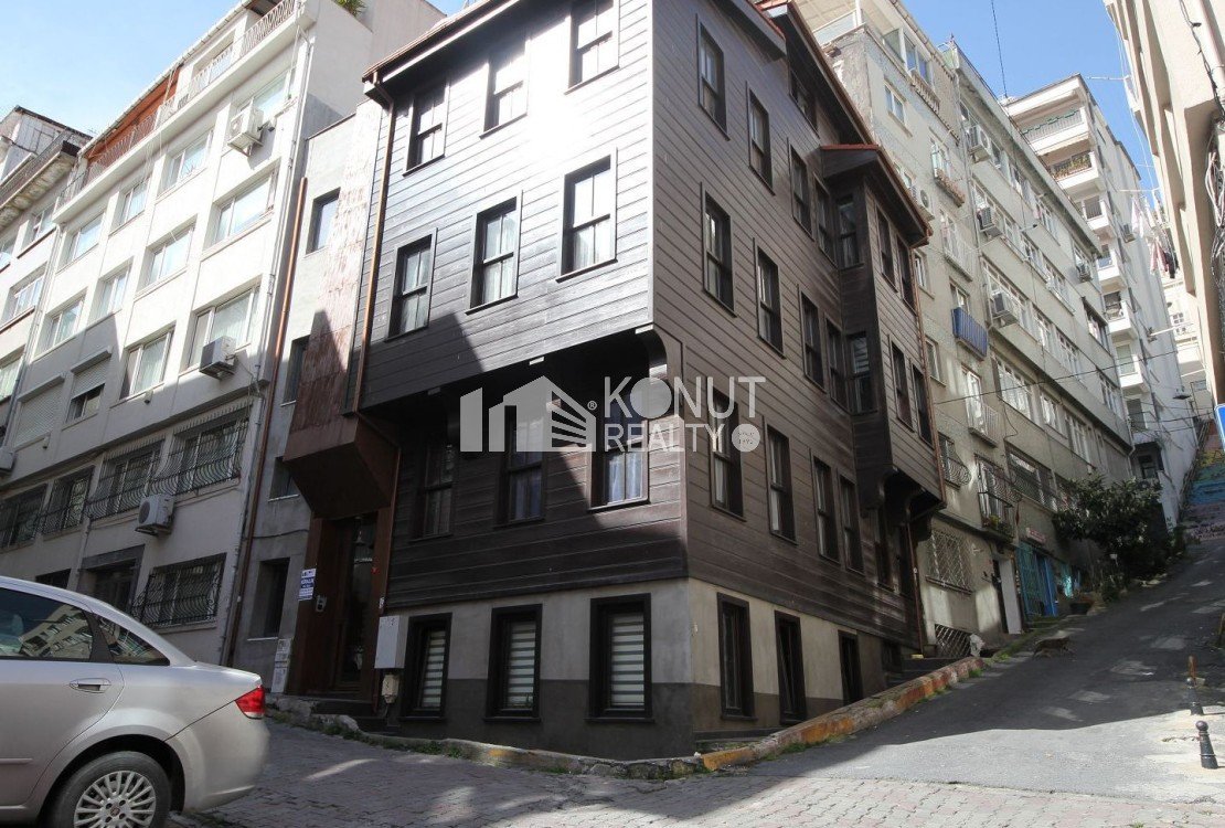 Gümüşsuyu Tarihi Binada Kiralık Stüdyo