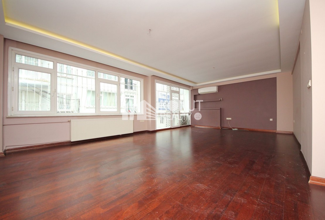 Gümüşsuyu'nda Bakımlı, 3+1, Balkonlu Ferah 170m2