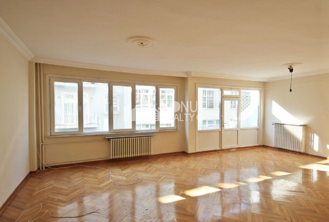 Gümüşsuyu'nda 3+1, 160 m², Bakımlı, Kiralık Daire