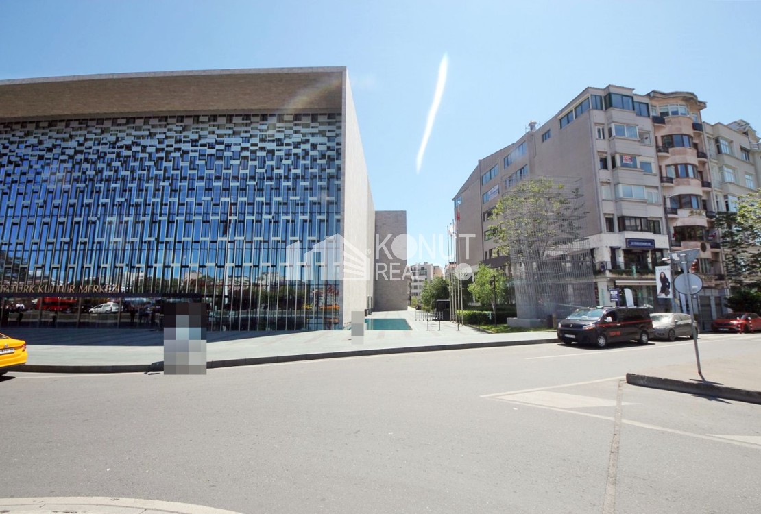 Gümüşsuyu'nda AKM yanı 140 m² Kiralık Ofis
