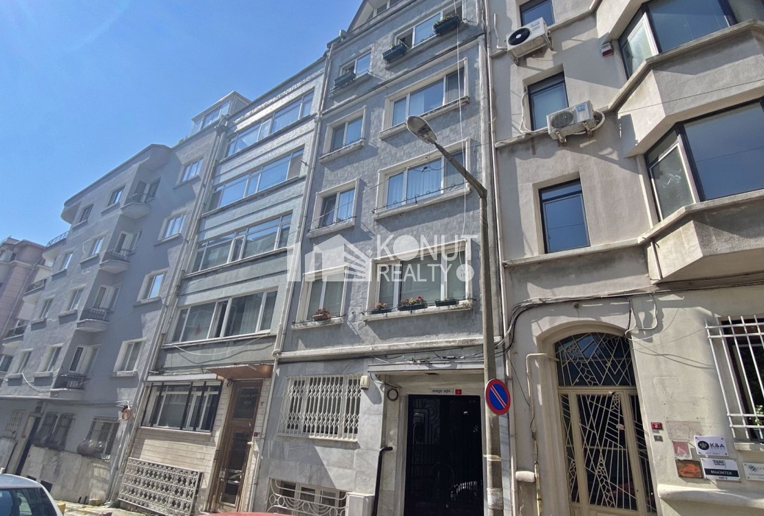 Gümüşsuyu'nda Balkonlu 2+1 Yüksek Tavanlı Daire