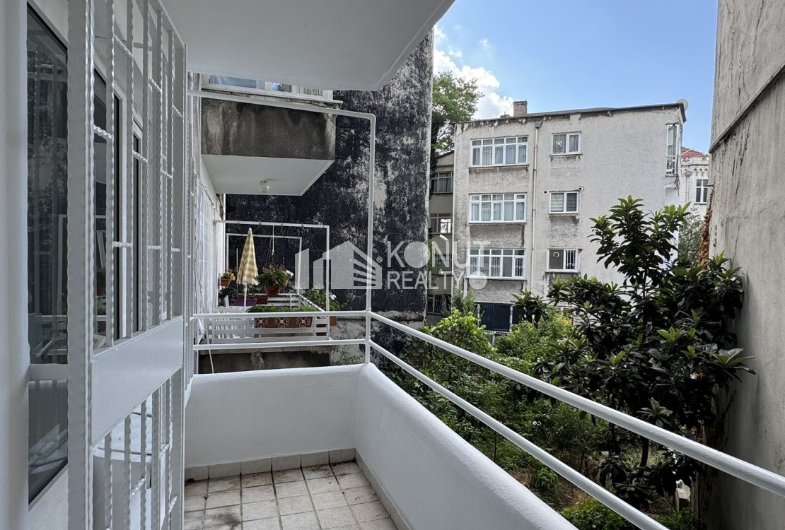 Gümüşsuyu'nda Balkonlu 2+1 Yüksek Tavanlı Daire