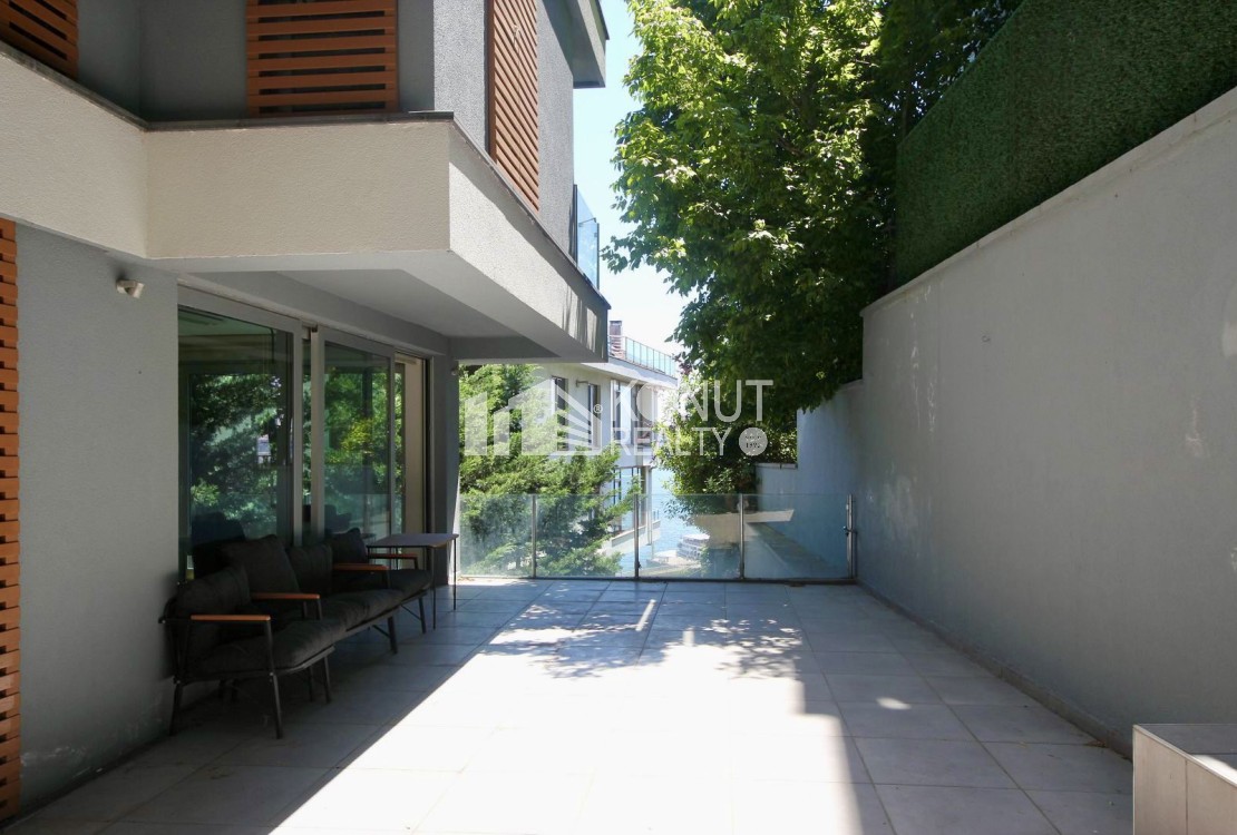 Gümüşsuyu'nda Otoparklı Teraslı 2+1 Kiralık Daire
