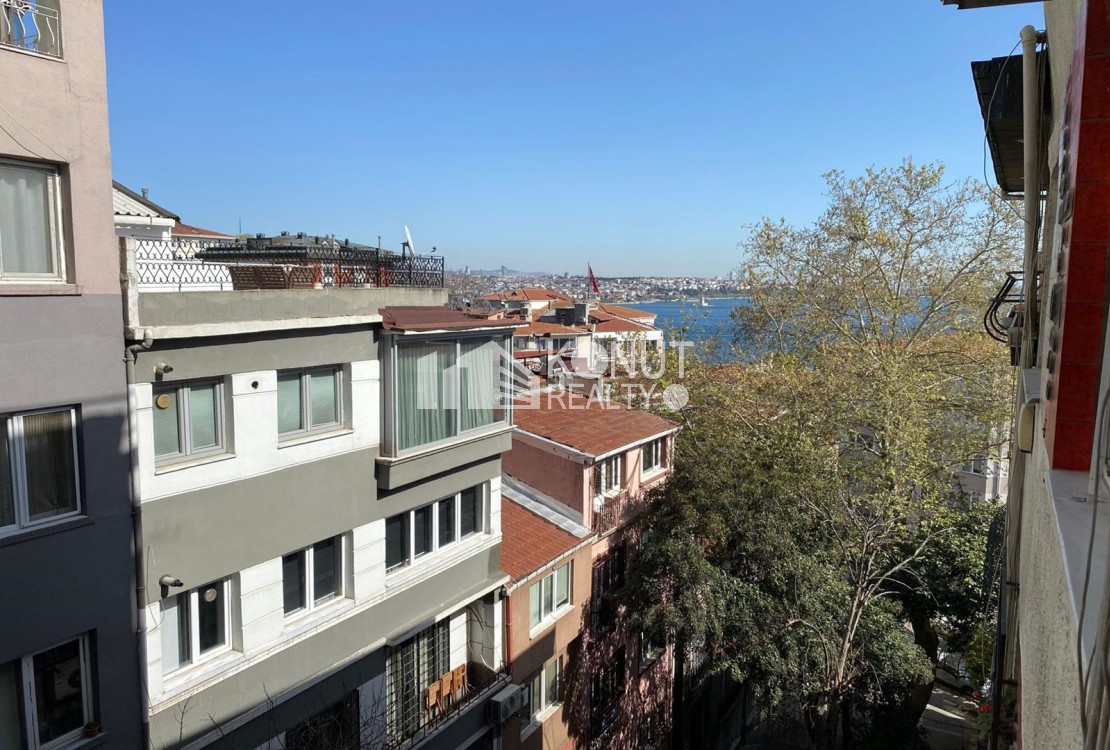 Gümüşsuyu'nda Komple Yenilenmiş 2+1 Mobilyasız D.