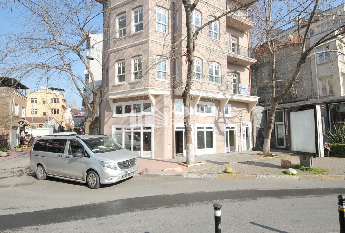 Tophane Galataport Karşısı Köşe Dubleks Dükkan
