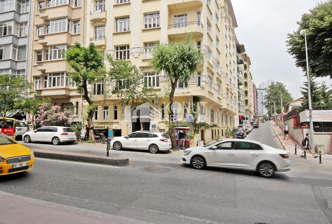 Gümüşsuyu'nda Palas Binada 3 Odalı Kiralık Ofis