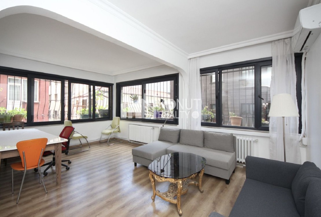 Gümüşsuyu'nda Bakımlı 3+1 Kiralık Mobilyalı Daire