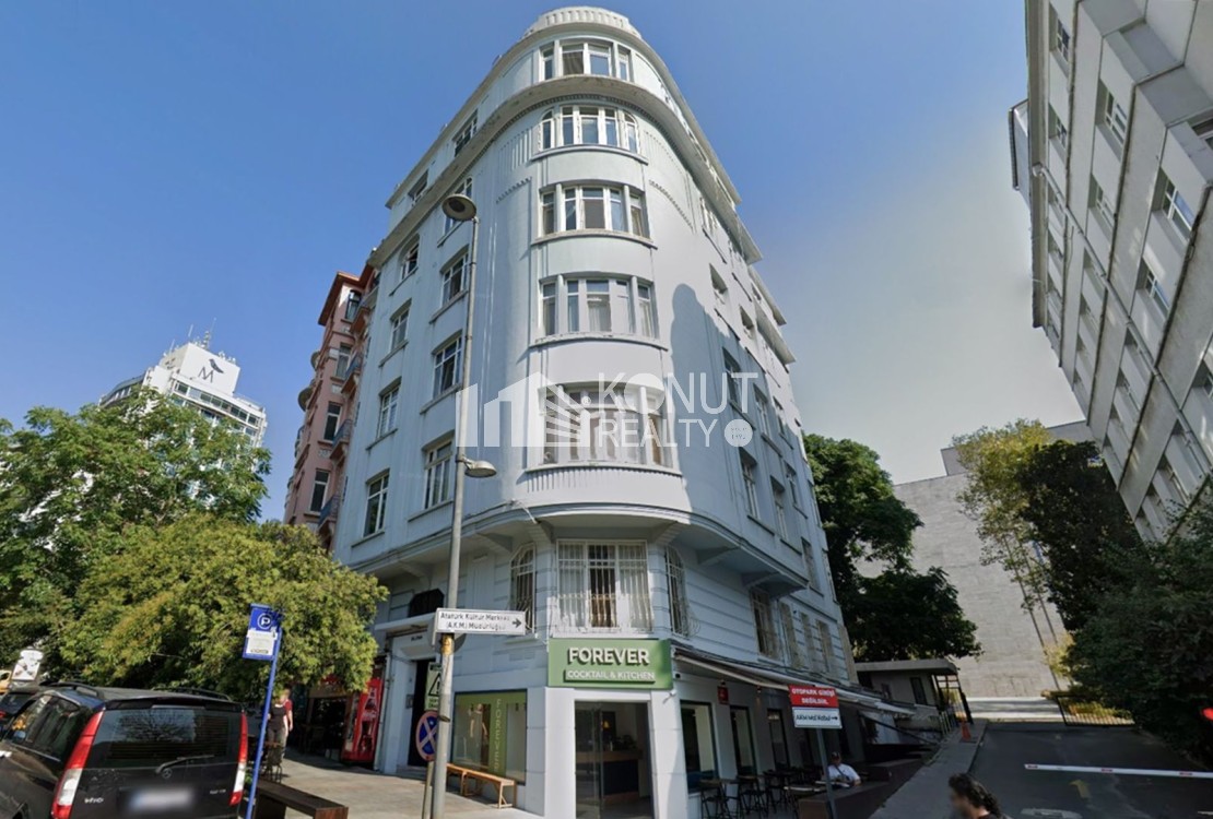 Gümüşsuyu İnönü Cad. 2+1 Yüksek Tavanlı Daire