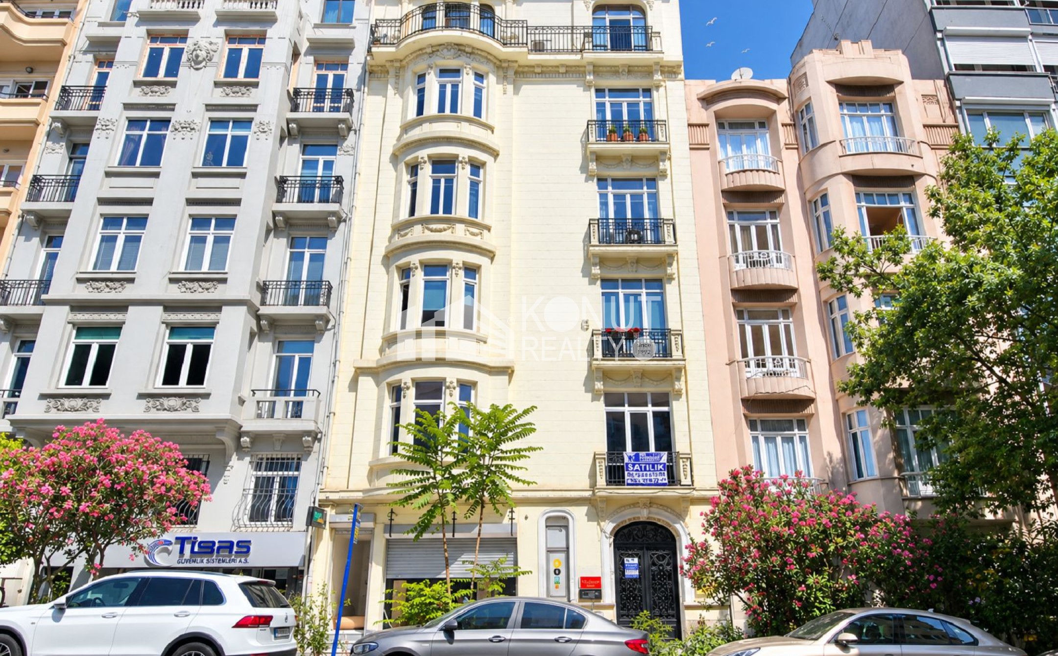 Gümüşsuyu'nda Tarihi Binada 190 m² Satılık Daire